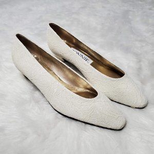 Connie Vintage Low Heel Pumps with White Lace Texture, 9